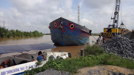 According to the officials, there are 46 wharves illegally operating along rivers or canals in districts 2, 8, 9 as well as Nha Be and Can Gio districts, 31 of which are large ones with areas covering thousands of square metres (Photo: vovgiaothong)