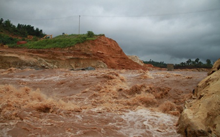 The dam broke for the second time last Friday, inundating 60ha of crops and damaging 30ha of rubber trees in Duc Co District (Photo: VOV Online)